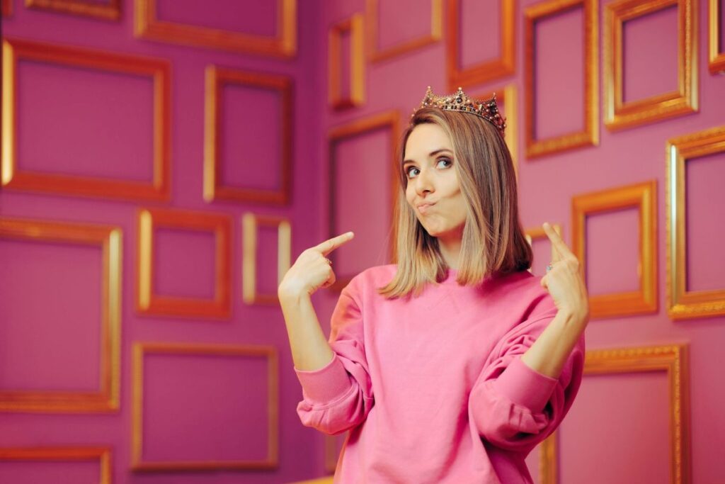 A vain woman in a crown