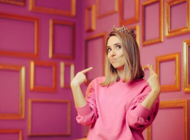 A vain woman in a crown