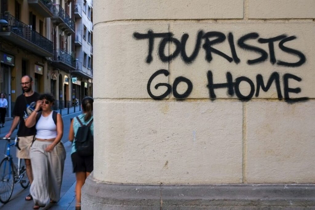 An image of graffitti in Barcelona saying Tourists Go Home
