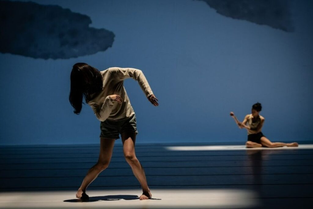 2 dancers performing