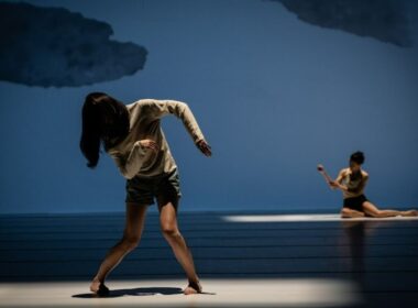 2 dancers performing