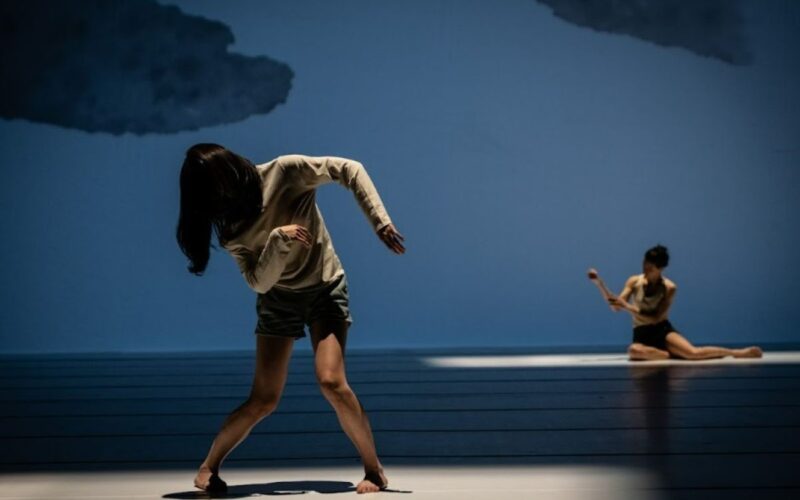 2 dancers performing