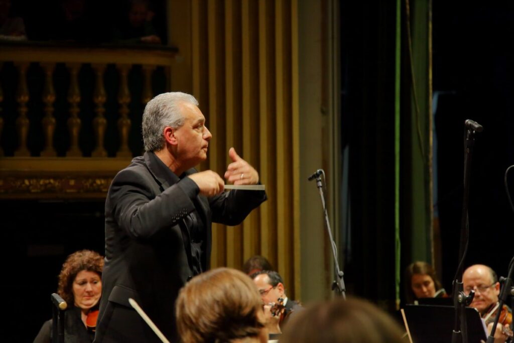 Michael Laus, conducting