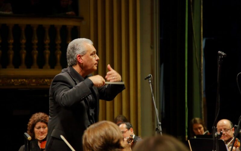 Michael Laus, conducting