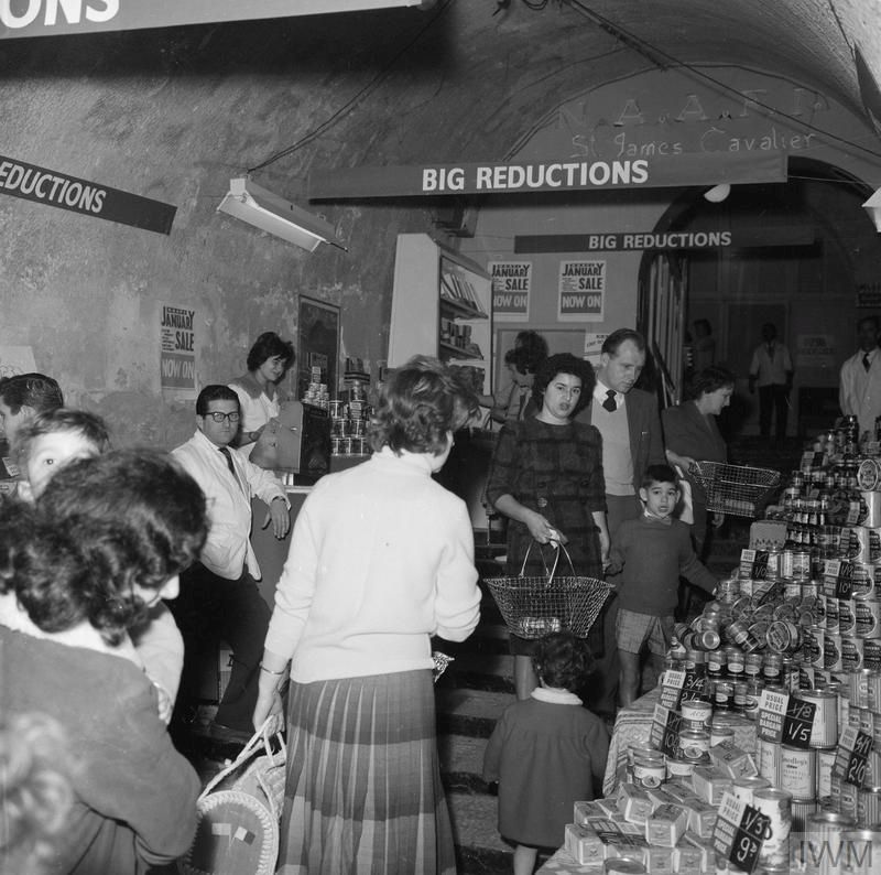 Women shopping inside Spazju Kreattiv