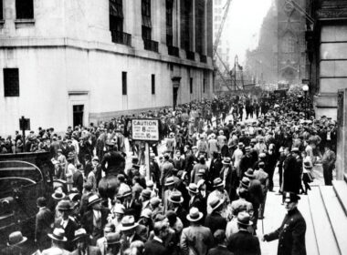A crowd gathers outside the New York Stock Exchange following the ‘Great Crash’ of October 1929.